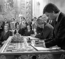 El presidente del Gobierno, Felipe González, y el ministro de Exteriores, Fernando Morán, firman el Tratado de Adhesión de España a la Comunidad Econó